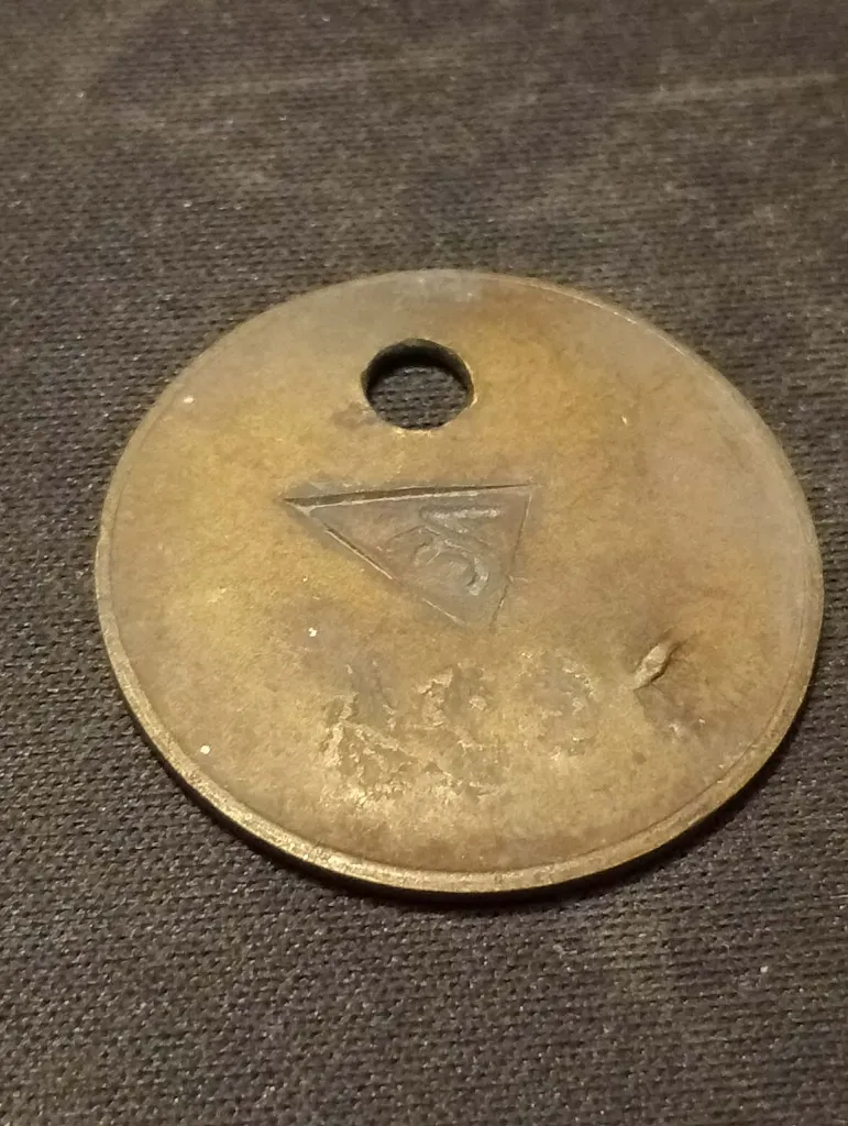 Jetons ouvriers S.V.C./A.C. – Société des Voies et Charbonnages – 1900‑1930 – jetons d’identification industrielle – vintage – métal patiné avec numéros frappés