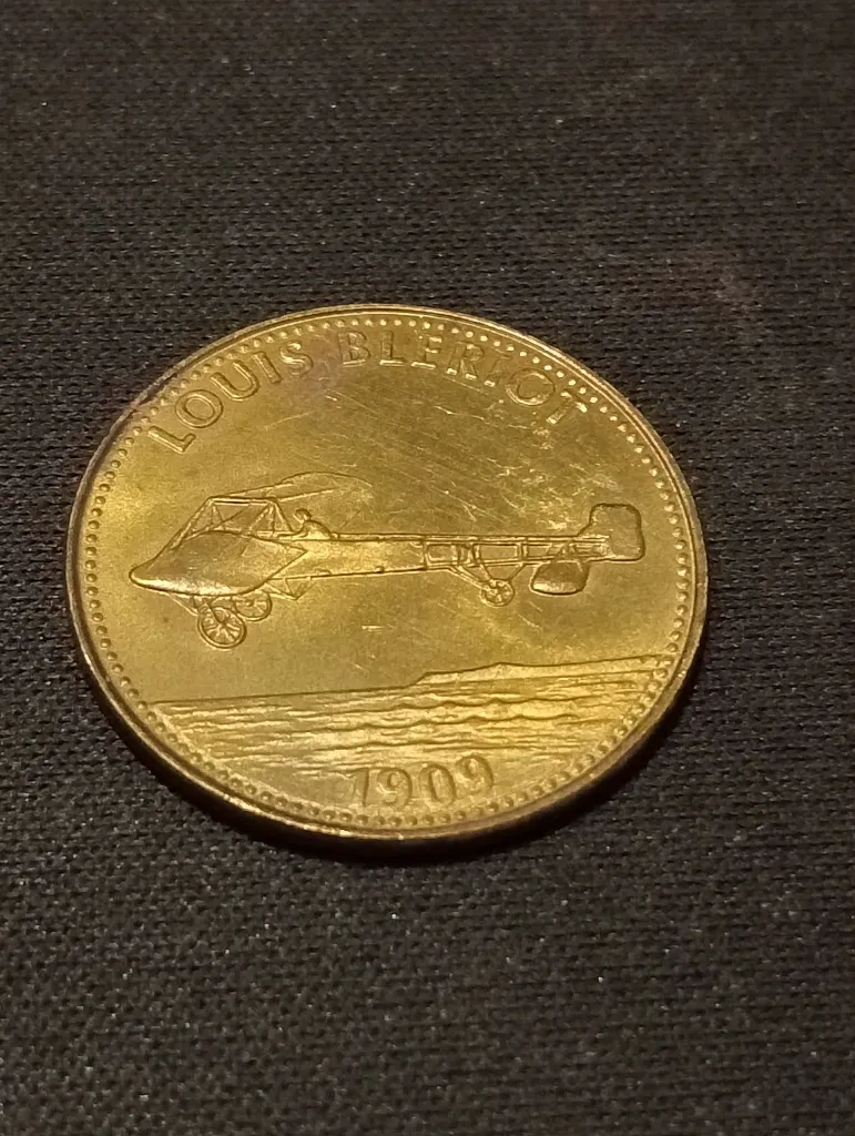 Médaille publicitaire Shell – série aviation 1969 – jeton 26 mm en laiton – logo Shell à l’avers – monoplan Blériot XI et inscription “Louis Blériot 1909” au revers