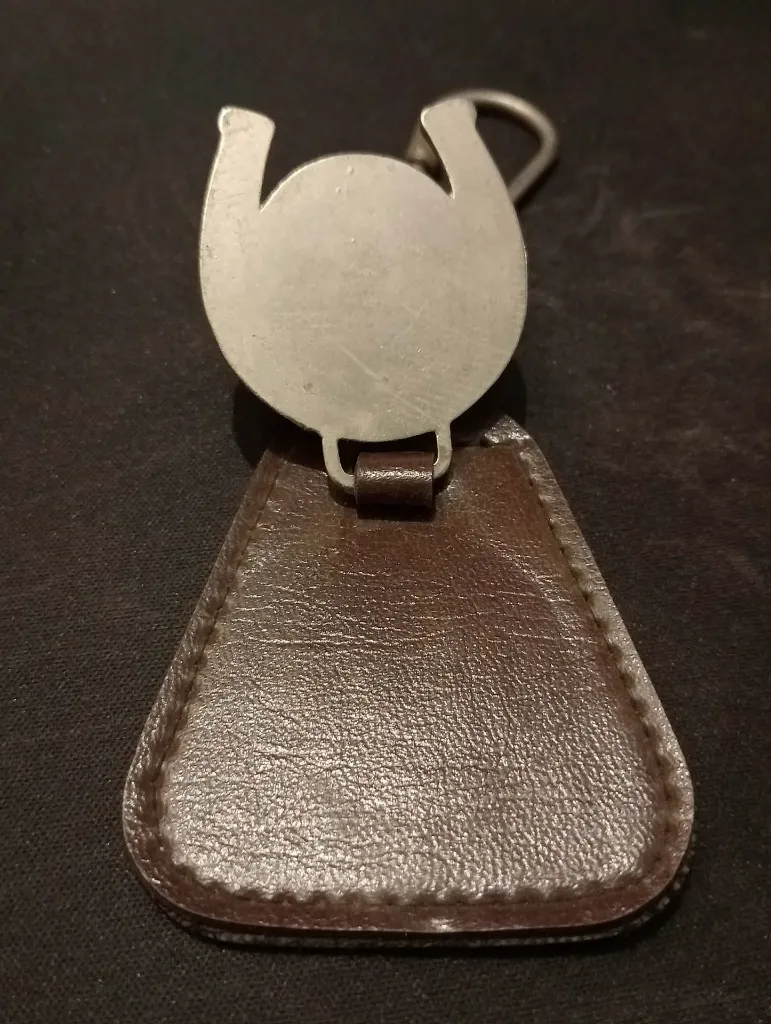 Porte‑clés Peugeot vintage – logo tête de lion années 60–70 – médaillon métallique fer à cheval – support cuir brun cousu