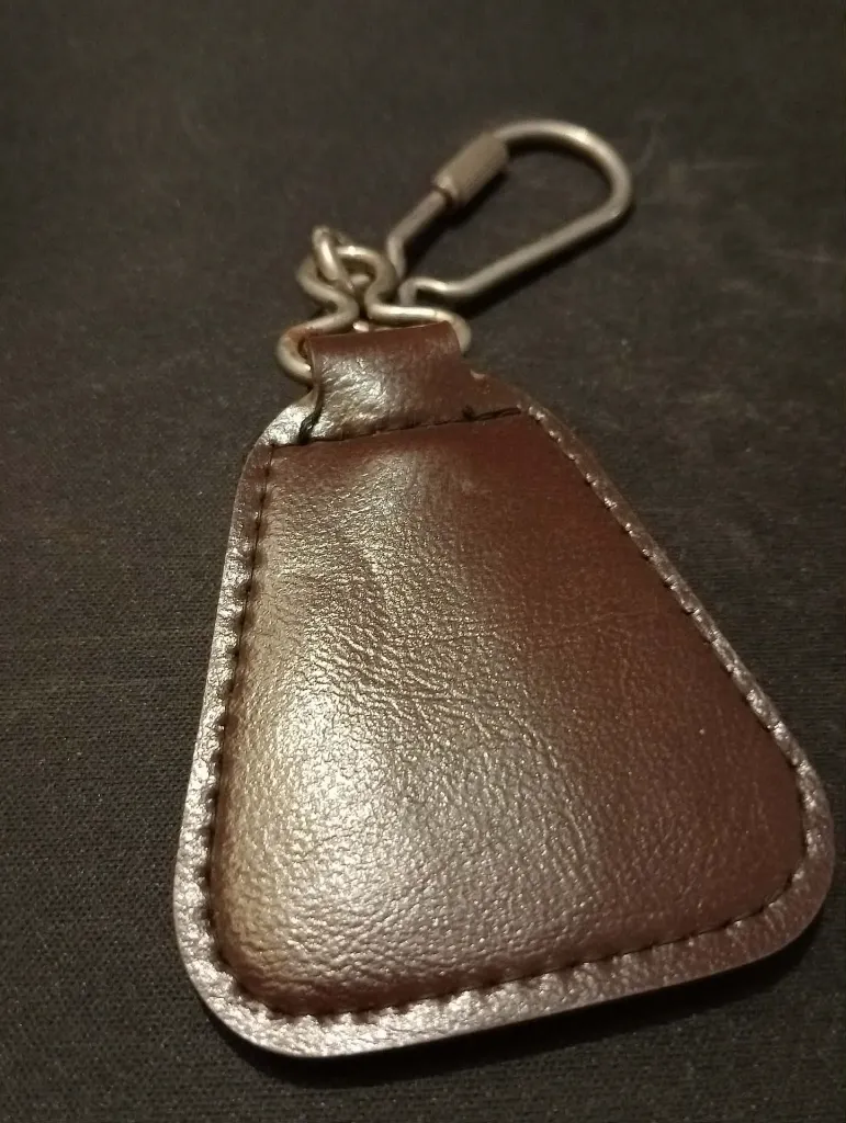 Porte‑clés Peugeot vintage – logo tête de lion années 60–70 – médaillon métallique fer à cheval – support cuir brun cousu