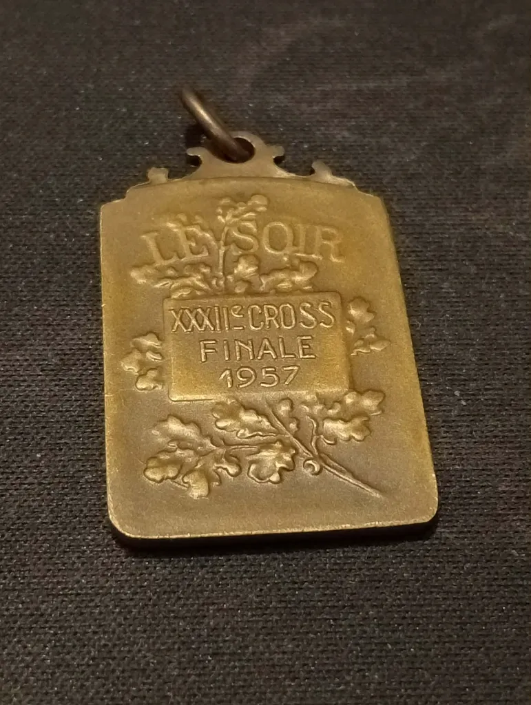 Médaille Le Soir 1957 – XXXIIIe finale du Cross – bronze doré rectangulaire – signature Paul Theunis – feuilles de chêne en relief
