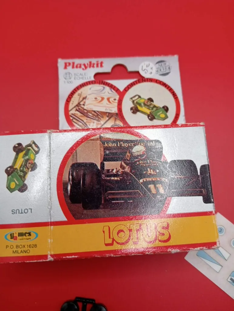 Kit de modélisme Lotus F1 – Mebetoys – Années 1970 – Playkit miniature sous blister d’origine – vintage – boîte rouge et blanche avec logo Mebetoys Milano et illustration de la Lotus John Player Special n°11