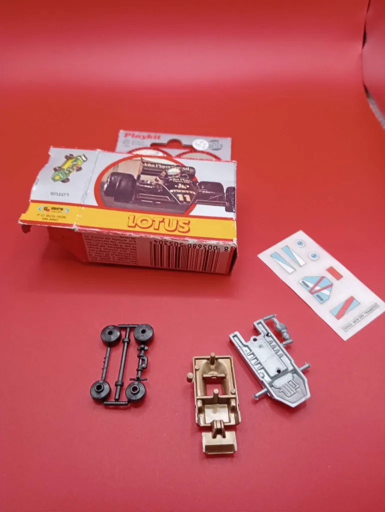 Kit de modélisme Lotus F1 – Mebetoys – Années 1970 – Playkit miniature sous blister d’origine – vintage – boîte rouge et blanche avec logo Mebetoys Milano et illustration de la Lotus John Player Special n°11