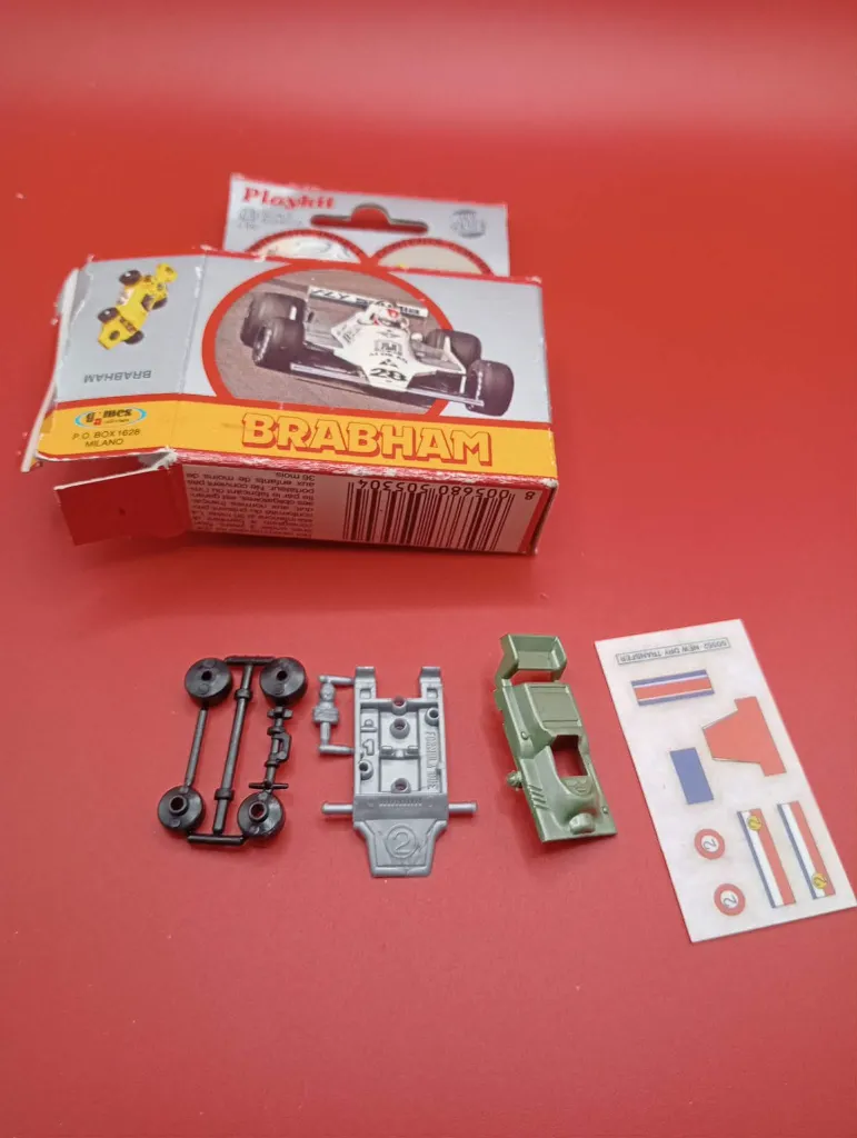 Kit de modélisme Brabham F1 – Mebetoys – Années 1970 – Playkit miniature sous blister d’origine – vintage – boîte rouge et blanche avec lettrage Brabham jaune et illustration de la monoplace blanche n°28