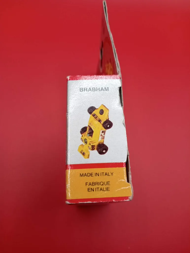 Kit de modélisme Brabham F1 – Mebetoys – Années 1970 – Playkit miniature sous blister d’origine – vintage – boîte rouge et blanche avec lettrage Brabham jaune et illustration de la monoplace blanche n°28