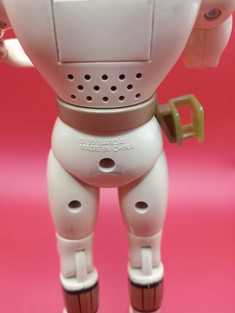 Figurine Ranger Blanc – Bandai – 1994 – Figurine articulée géante en plastique – vintage – plastique blanc avec détails dorés et noirs, visière argentée et médaillon de ceinture rouge sans accessoires