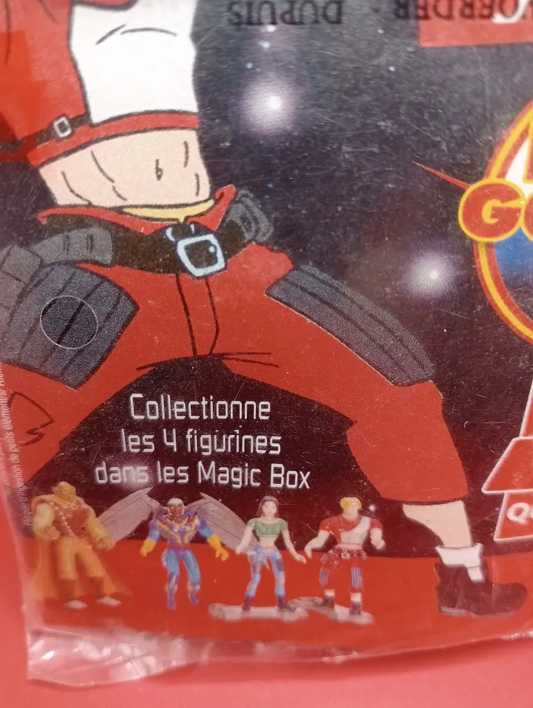 Figurine Dale Arden – Quick – 1998 – Jouet de fast-food sous sachet scellé – vintage – personnage féminin aux cheveux noirs portant un haut vert court et un pantalon bleu avec accessoire de planche de skate gris