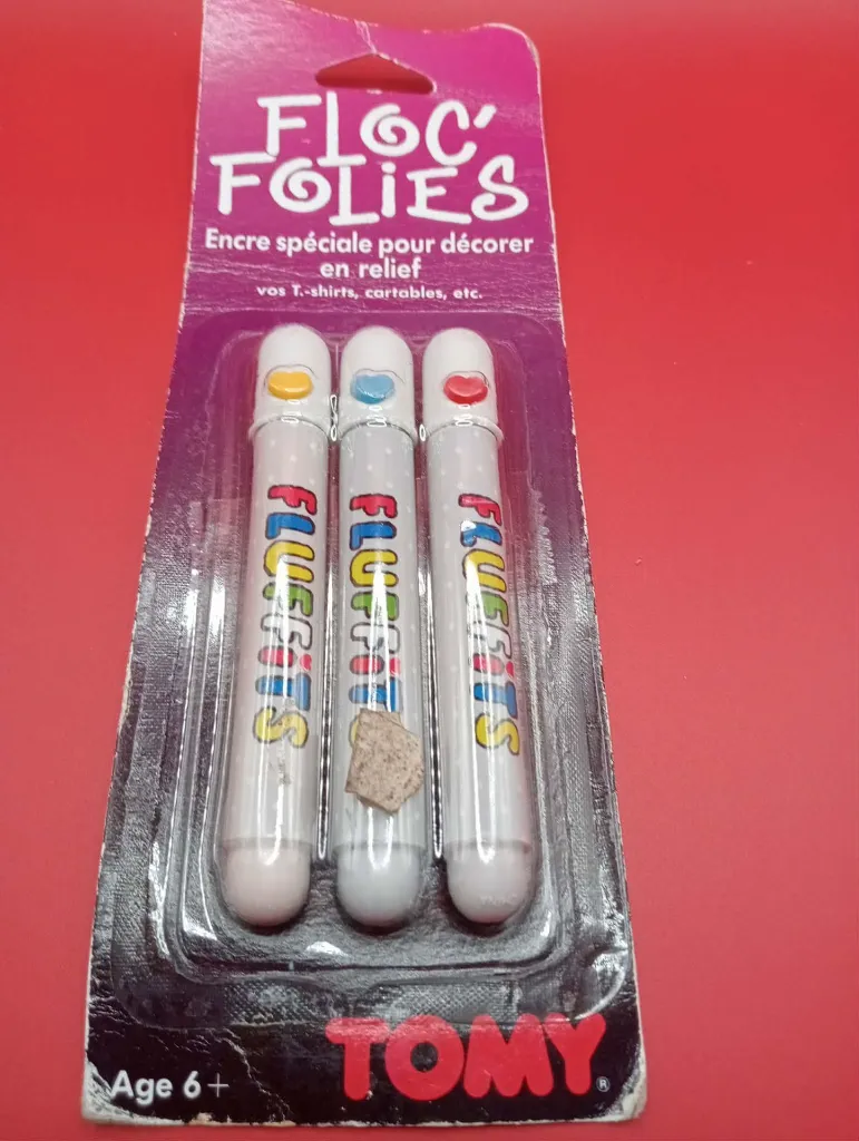 Blister Floc' Folies – Tomy – 1995 – Set de trois feutres d'encre magique en relief – vintage – emballage cartonné violet et rose d'origine contenant trois applicateurs blancs Fluffits à embouts jaune, bleu et rouge