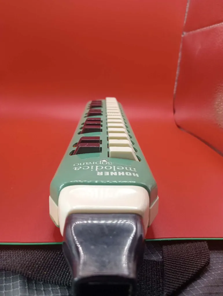 Mélodica Soprano Hohner – Hohner Germany – 1972 – Instrument à vent à anches libres – vintage – boîtier en plastique vert anis et blanc, clavier à deux octaves avec touches rectangulaires noires et blanches, embouchure noire amovible