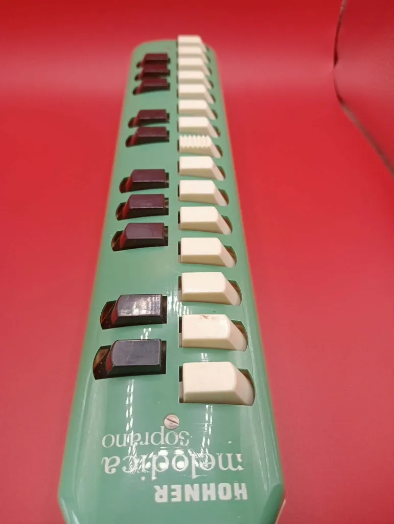 Mélodica Soprano Hohner – Hohner Germany – 1972 – Instrument à vent à anches libres – vintage – boîtier en plastique vert anis et blanc, clavier à deux octaves avec touches rectangulaires noires et blanches, embouchure noire amovible