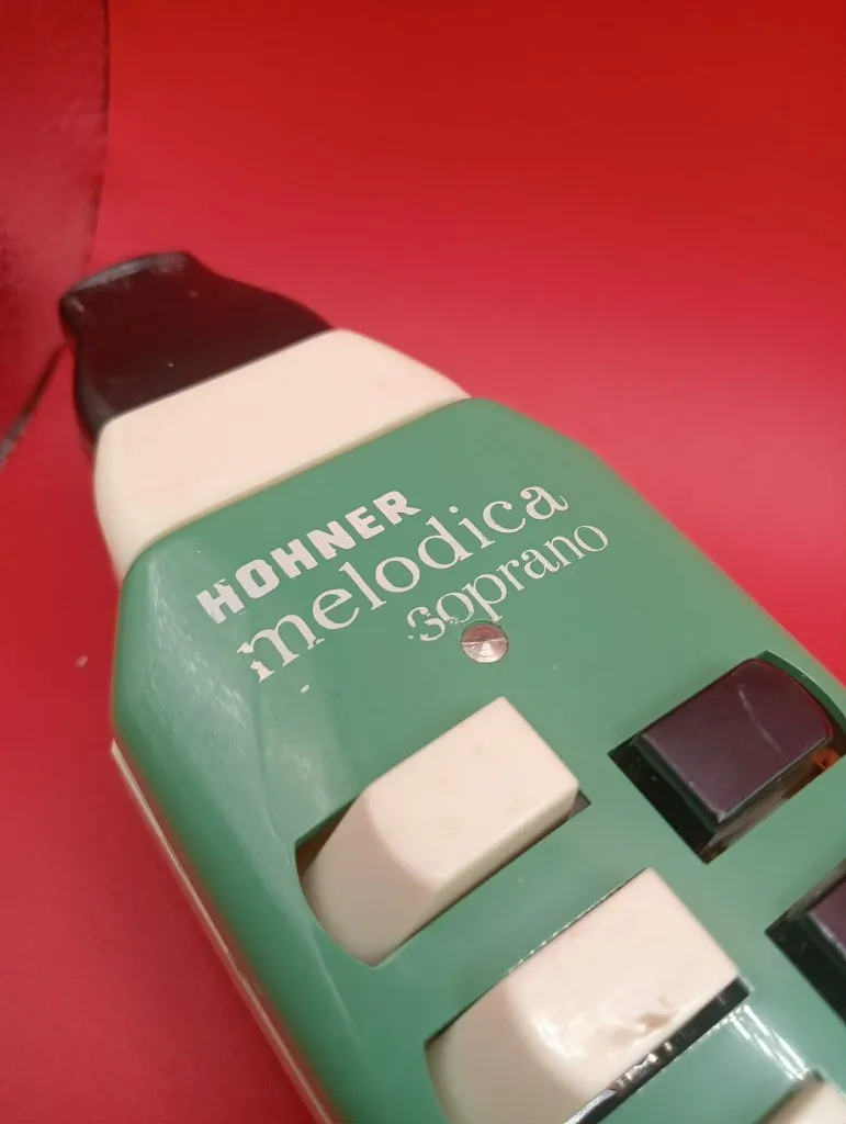Mélodica Soprano Hohner – Hohner Germany – 1972 – Instrument à vent à anches libres – vintage – boîtier en plastique vert anis et blanc, clavier à deux octaves avec touches rectangulaires noires et blanches, embouchure noire amovible