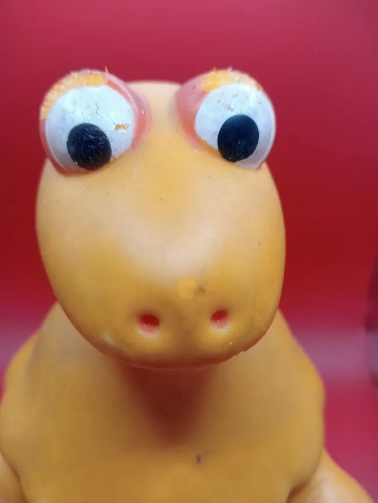 Figurine Casimir – Delacoste – 1970 – jouet pouet caoutchouc – vintage – peinture des pois effacée et main gauche trouée
