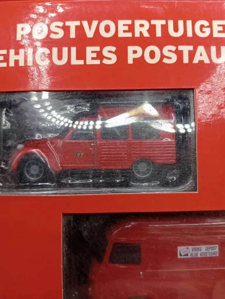 Set véhicules postaux édition limitée, très bon état, emballage d’origine, boîte légèrement abîmée, miniatures rouges poste belge