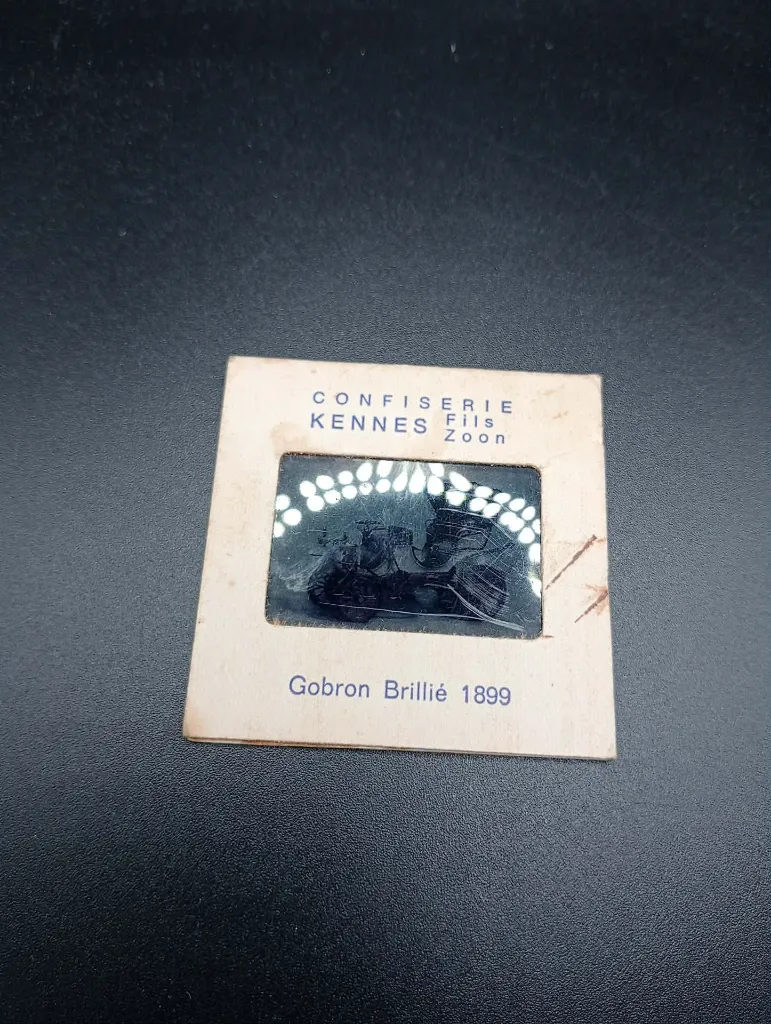 Diapositive Gobron Brillié 1899 – Confiserie Kennes Fils Zoon – automobile ancienne – document publicitaire – véhicule historique – cache cartonné avec traces d’usage