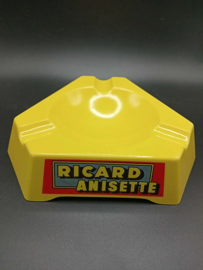 Cendrier Ricard Anisette – ARELA Paris – plastique jaune – objet publicitaire de bistrot – vintage – marquages d’origine et logos Ricard sur les côtés