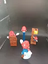Lot de 4 objets Mario – figurines en plastique rouge et bleu – personnage assis, tête sur support bleu, bloc point d’interrogation et figurine sur socle blanc