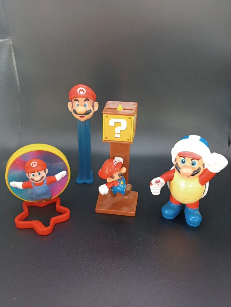 Lot de 4 figurines Super Mario Bros – Nintendo – Mario volant, distributeur PEZ Mario, Mario bloc mystère et Mario Koopa ailé – figurines en plastique colorées – état d’usage