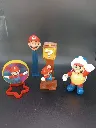Lot de 4 figurines Super Mario Bros – Nintendo – Mario volant, distributeur PEZ Mario, Mario bloc mystère et Mario Koopa ailé – figurines en plastique colorées – état d’usage