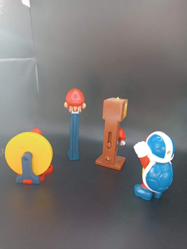 Lot de 4 figurines Super Mario Bros – Nintendo – Mario volant, distributeur PEZ Mario, Mario bloc mystère et Mario Koopa ailé – figurines en plastique colorées – état d’usage
