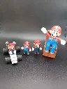 Lot de 4 figurines Mario – personnage en salopette bleue et casquette rouge – kart blanc à roues noires – figurines en plastique – siège brun – collection jeu vidéo