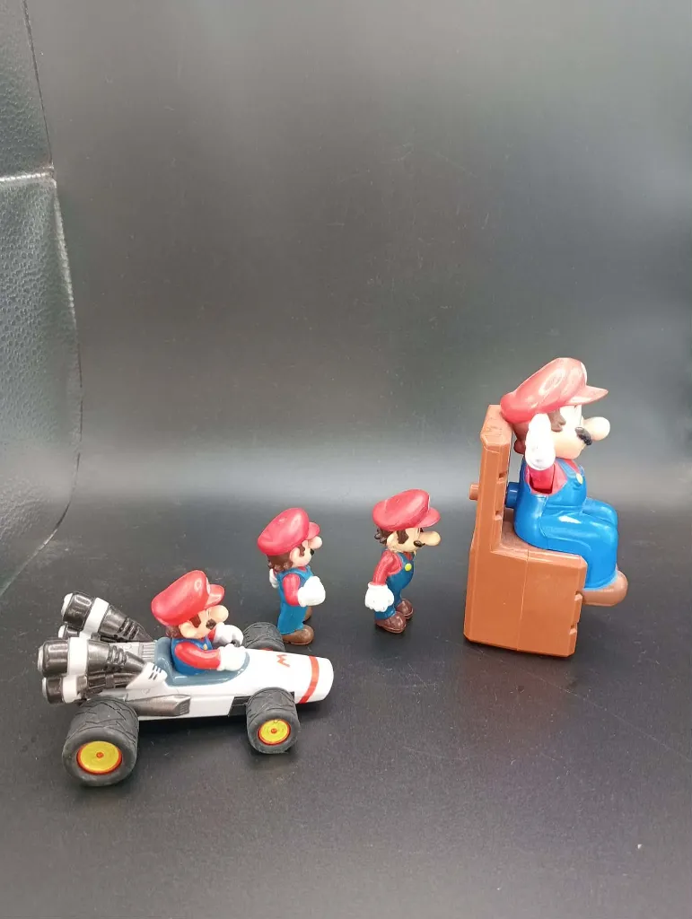 Lot de 4 figurines Mario – personnage en salopette bleue et casquette rouge – kart blanc à roues noires – figurines en plastique – siège brun – collection jeu vidéo