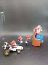 Lot de 4 figurines Mario – personnage en salopette bleue et casquette rouge – kart blanc à roues noires – figurines en plastique – siège brun – collection jeu vidéo