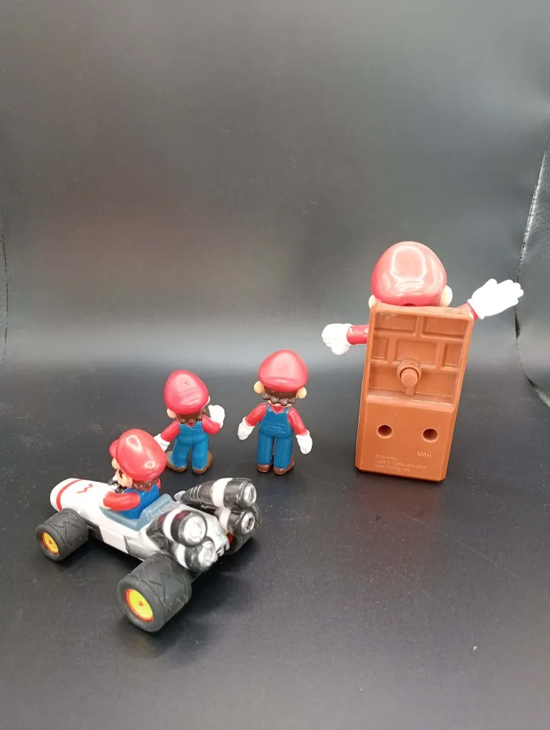 Lot de 4 figurines Mario – personnage en salopette bleue et casquette rouge – kart blanc à roues noires – figurines en plastique – siège brun – collection jeu vidéo