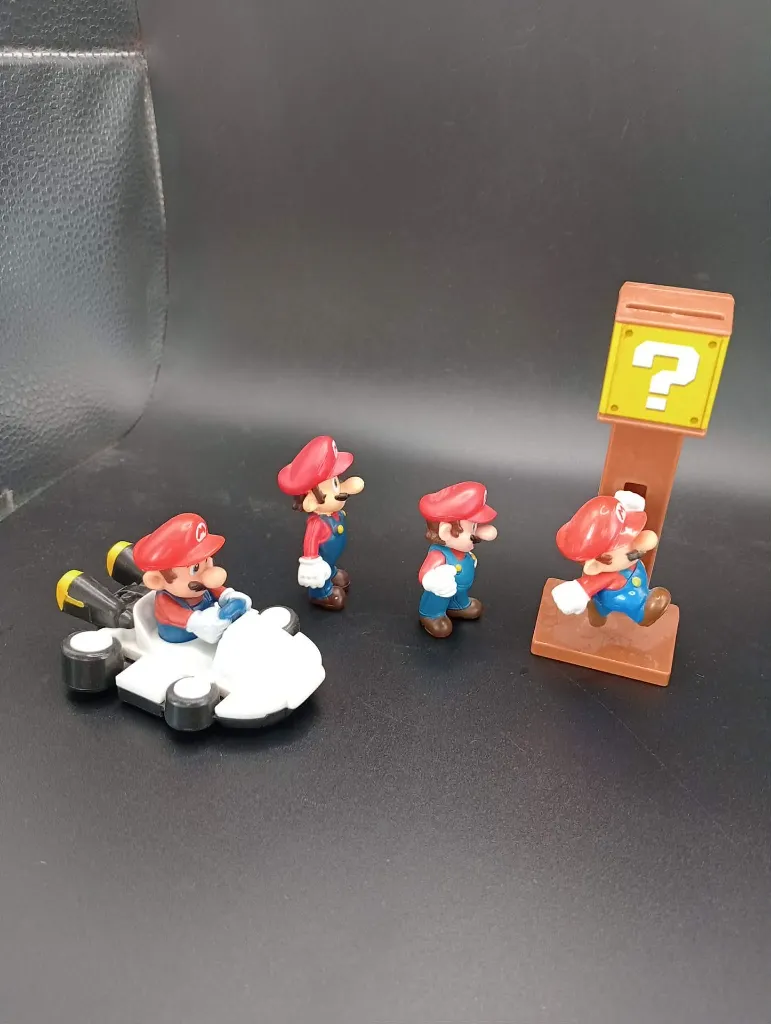 Lot de 4 figurines Super Mario Nintendo – Mario en kart, Mario classique, Mario sous bloc mystère et Mario personnage ailé – figurines en plastique – couleurs d’origine – état d’usage