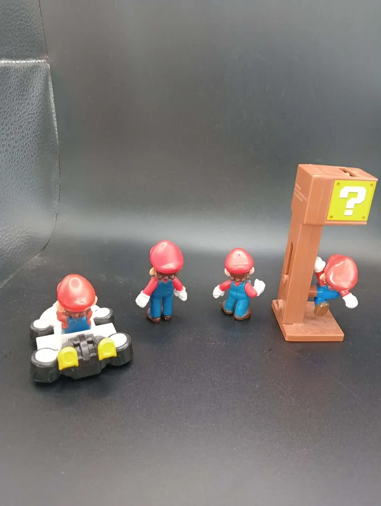 Lot de 4 figurines Super Mario Nintendo – Mario en kart, Mario classique, Mario sous bloc mystère et Mario personnage ailé – figurines en plastique – couleurs d’origine – état d’usage