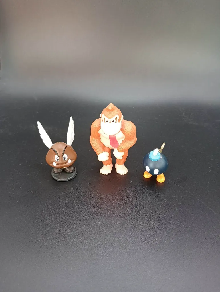 Lot de 3 figurines Nintendo – Donkey Kong – Goomba ailé – Bob-Omb à clé – figurines en plastique coloré – univers Mario et Donkey Kong – état d’usage