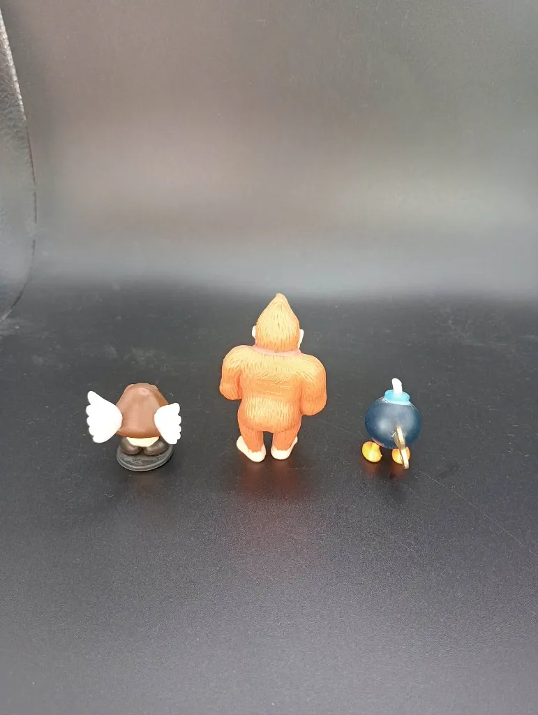 Lot de 3 figurines Nintendo – Donkey Kong – Goomba ailé – Bob-Omb à clé – figurines en plastique coloré – univers Mario et Donkey Kong – état d’usage