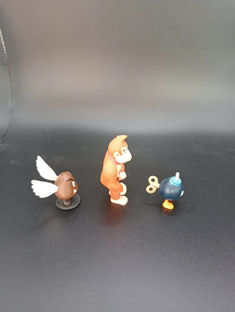 Lot de 3 figurines Nintendo – Donkey Kong – Goomba ailé – Bob-Omb à clé – figurines en plastique coloré – univers Mario et Donkey Kong – état d’usage
