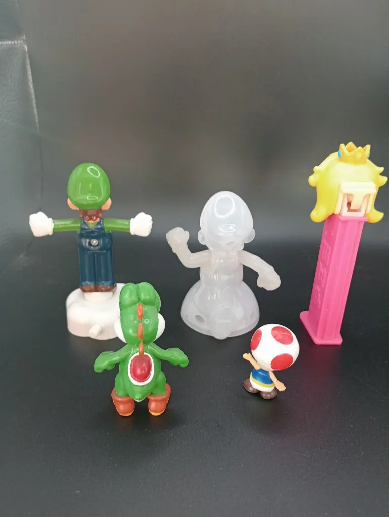 Lot de 5 figurines Mario – Luigi sur socle blanc, Yoshi vert, Toad miniature, personnage translucide et distributeur rose à tête de Peach – figurines en plastique