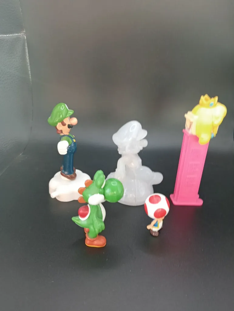 Lot de 5 figurines Mario – Luigi sur socle blanc, Yoshi vert, Toad miniature, personnage translucide et distributeur rose à tête de Peach – figurines en plastique