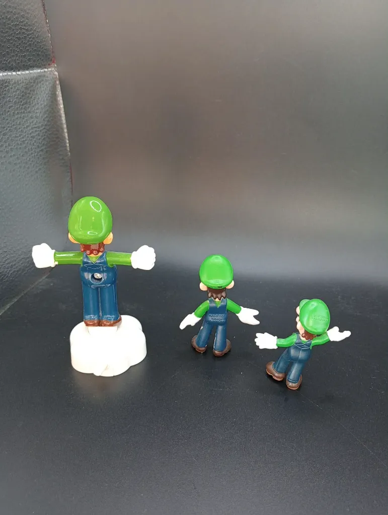 Lot de 3 figurines Luigi – personnage en salopette bleue et casquette verte – figurines en plastique – une sur socle blanc et deux figurines debout – couleurs d’origine