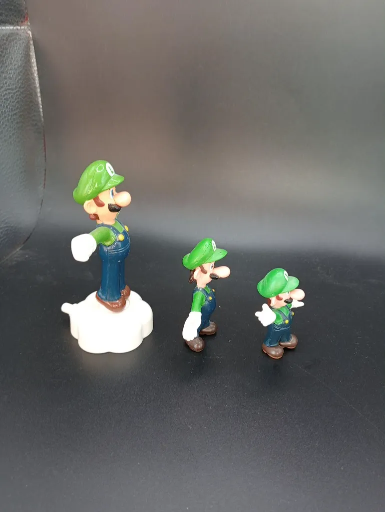 Lot de 3 figurines Luigi – personnage en salopette bleue et casquette verte – figurines en plastique – une sur socle blanc et deux figurines debout – couleurs d’origine