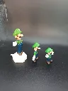 Lot de 3 figurines Luigi – personnage en salopette bleue et casquette verte – figurines en plastique – une sur socle blanc et deux figurines debout – couleurs d’origine