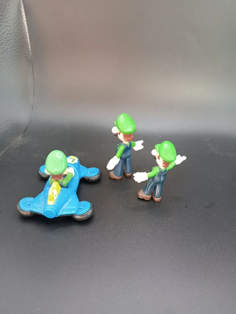 Lot de 3 figurines Luigi Nintendo – Luigi en kart bleu – Luigi debout – Luigi saluant – univers Mario Kart – figurines en plastique coloré – état d’usage
