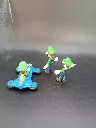 Lot de 3 figurines Luigi Nintendo – Luigi en kart bleu – Luigi debout – Luigi saluant – univers Mario Kart – figurines en plastique coloré – état d’usage