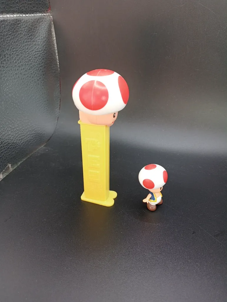 Lot de 2 figurines Toad Nintendo – distributeur PEZ Toad jaune – figurine Toad miniature – univers Super Mario Bros – plastique coloré – état d’usage