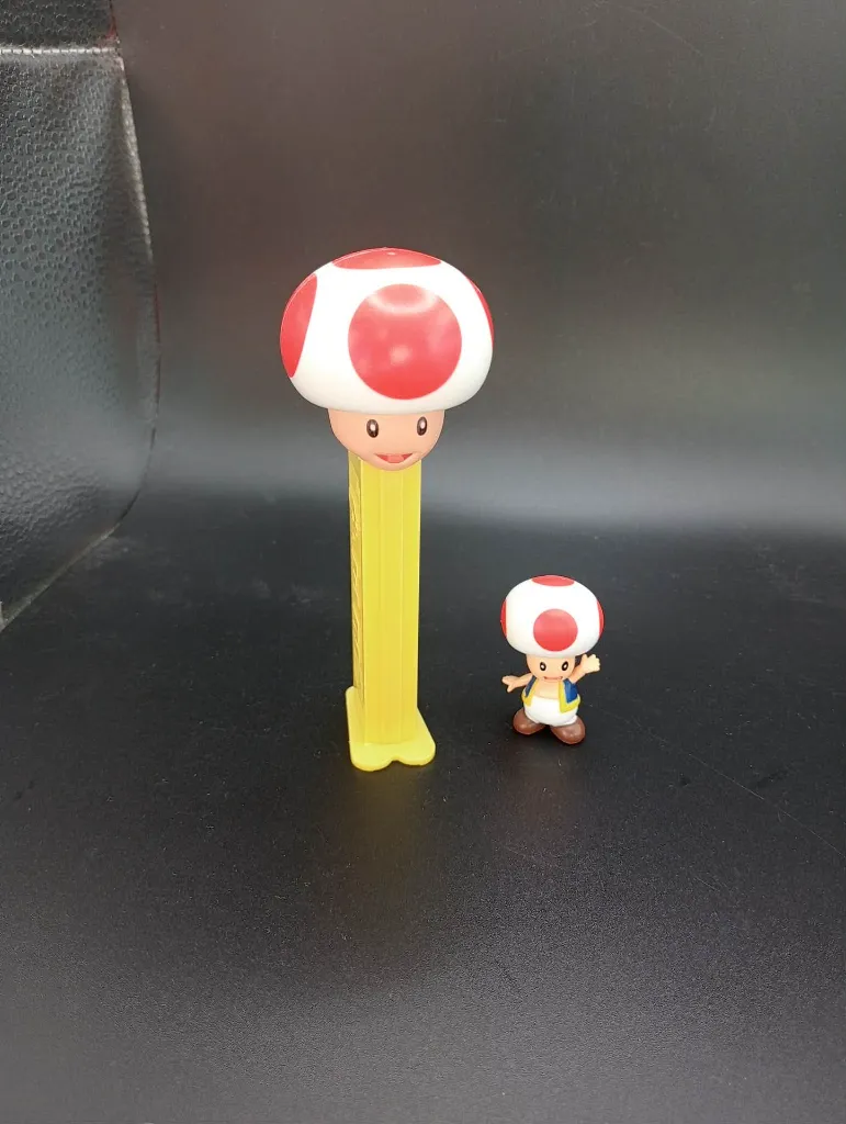 Lot de 2 figurines Toad Nintendo – distributeur PEZ Toad jaune – figurine Toad miniature – univers Super Mario Bros – plastique coloré – état d’usage