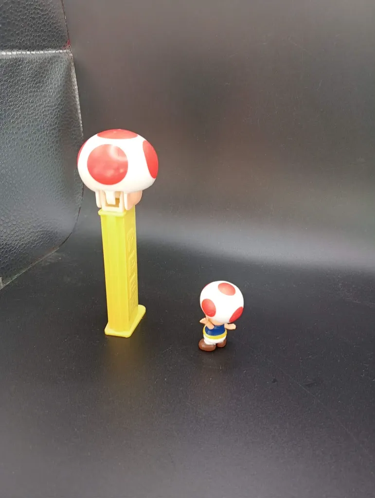 Lot de 2 figurines Toad Nintendo – distributeur PEZ Toad jaune – figurine Toad miniature – univers Super Mario Bros – plastique coloré – état d’usage