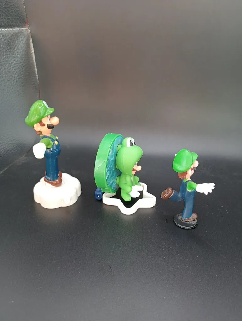 Lot de 3 figurines Luigi Nintendo – Luigi sur nuage blanc – Luigi Grenouille avec décor rabattable – Luigi en mouvement – univers Super Mario – figurines en plastique vintage