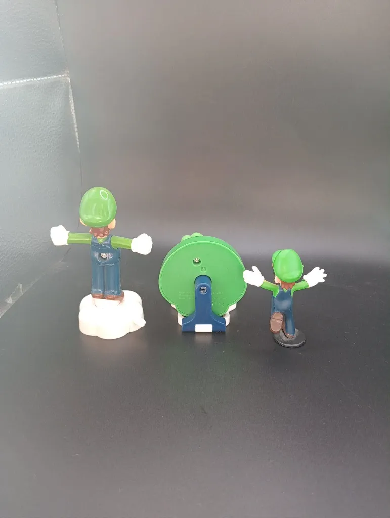 Lot de 3 figurines Luigi Nintendo – Luigi sur nuage blanc – Luigi Grenouille avec décor rabattable – Luigi en mouvement – univers Super Mario – figurines en plastique vintage