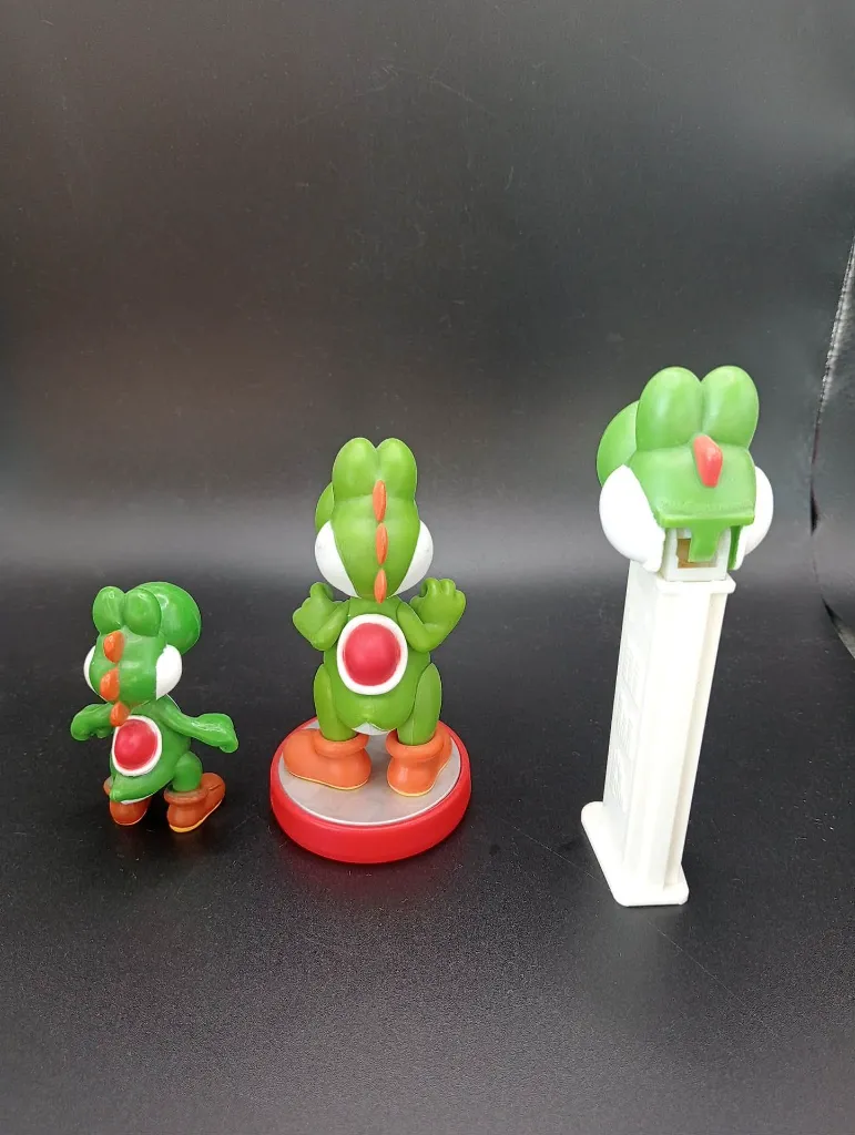 Lot de 3 objets Yoshi Nintendo – distributeur PEZ Yoshi blanc – figurine Yoshi Amiibo sur socle rouge – figurine Yoshi miniature verte – univers Super Mario – figurines en plastique coloré