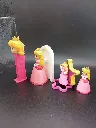 Lot Princesse Peach – figurines en robe rose avec couronne dorée – figurine devant arche blanche – figurine sur support étoile rose et jaune – tête Peach sur support rose