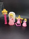 Lot Princesse Peach – figurines en robe rose avec couronne dorée – figurine devant arche blanche – figurine sur support étoile rose et jaune – tête Peach sur support rose
