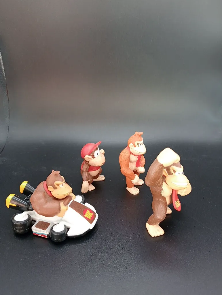 Lot Donkey Kong – kart blanc avec logo DK – figurines Donkey Kong et Diddy Kong en plastique brun – cravates rouges – collection jeu vidéo