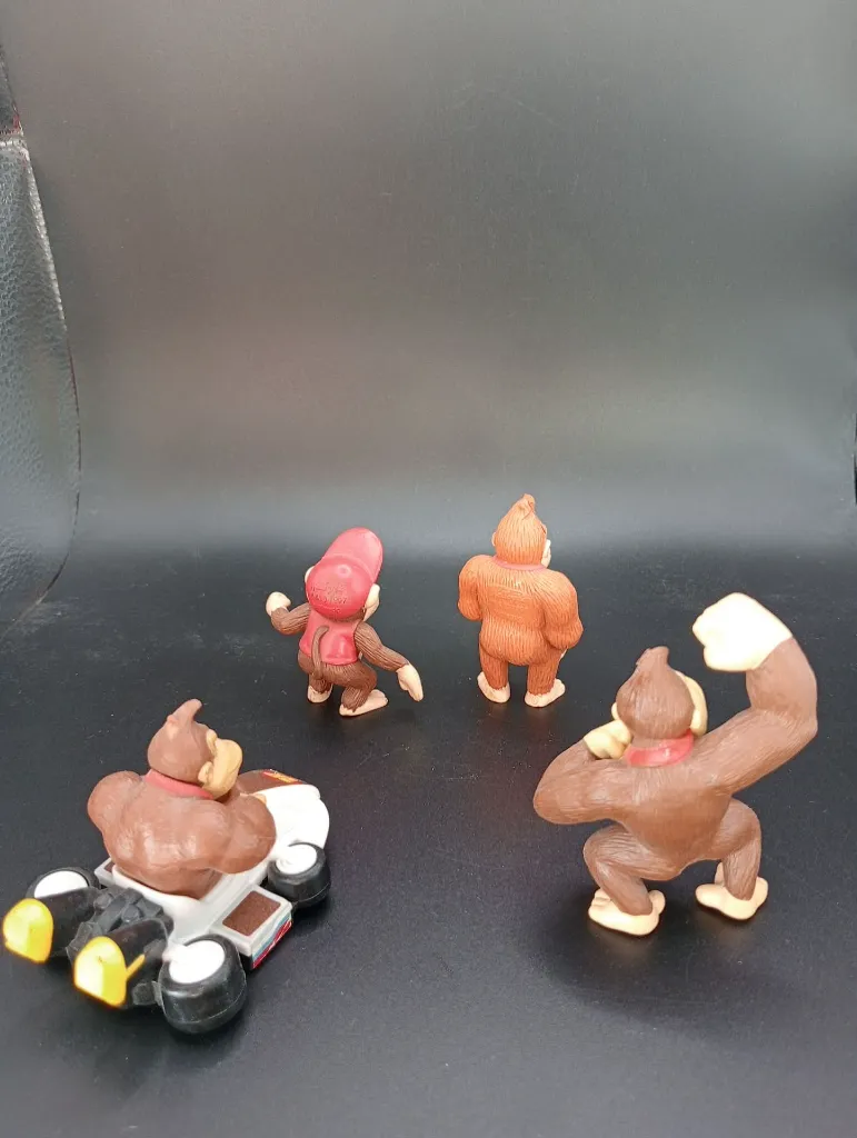 Lot Donkey Kong – kart blanc avec logo DK – figurines Donkey Kong et Diddy Kong en plastique brun – cravates rouges – collection jeu vidéo