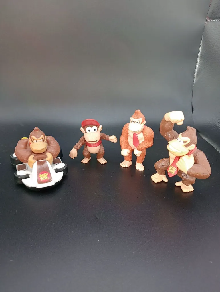 Lot Donkey Kong – kart blanc avec logo DK – figurines Donkey Kong et Diddy Kong en plastique brun – cravates rouges – collection jeu vidéo